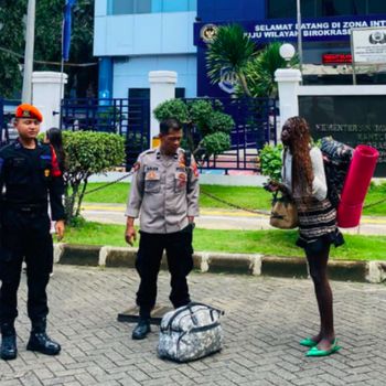 Seorang perempuan warga negara (WN) Prancis terlantas berhari-hari di Stasiun Gambir, Jakarta Pusat. Pihak kepolisian membantu WN Prancis tersebut. (dok Polres Jakpus)