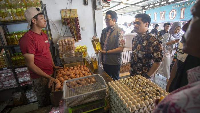 Petugas gabungan meninjau ketersediaan bahan pokok saat inspeksi mendadak (sidak) di Pasar Indramayu, Jawa Barat, Jumat (6/2/2026). Sidak oleh Badan Pangan Nasional, Satgas Pangan Polri, Bulog dan Dinas Ketahanan Pangan dan Pertanian Indramayu itu untuk memastikan ketersediaan beras dan minyak goreng serta harga jual sesuai HET sehingga masyarakat dapat membeli kebutuhan pokok dengan mudah dan terjangkau jelang bulan Ramadhan. ANTARA FOTO/Dedhez Anggara/rwa.