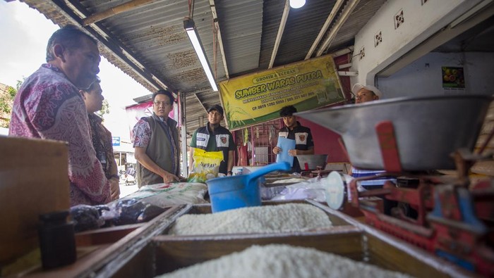 Petugas gabungan meninjau ketersediaan bahan pokok saat inspeksi mendadak (sidak) di Pasar Indramayu, Jawa Barat, Jumat (6/2/2026). Sidak oleh Badan Pangan Nasional, Satgas Pangan Polri, Bulog dan Dinas Ketahanan Pangan dan Pertanian Indramayu itu untuk memastikan ketersediaan beras dan minyak goreng serta harga jual sesuai HET sehingga masyarakat dapat membeli kebutuhan pokok dengan mudah dan terjangkau jelang bulan Ramadhan. ANTARA FOTO/Dedhez Anggara/rwa.