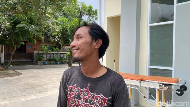 Sinang (40) saat diwawancara usai selamatkan bocah tenggelam di Semarang, Jumat (6/2/2026).