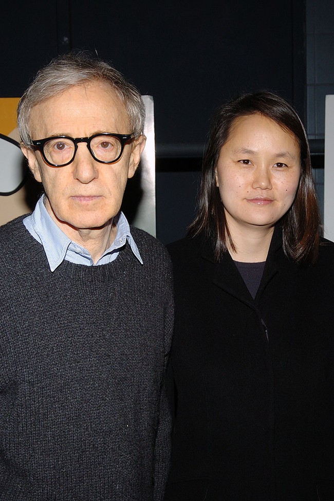 Dalam email tersebut, Soon-Yi menyebut kasus Weiner sebagai “kisah yang luar biasa” dan menulis bahwa orang “harus merasa kasihan padanya.” Ia juga menambahkan pernyataan yang memicu kecaman luas. “Saya juga merasa jijik dengan apa yang dilakukan anak 15 tahun itu terhadapnya,” tulisnya. Foto: Corbis via Getty Images/Stephane Cardinale - Corbis