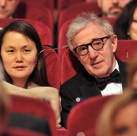 Soon-Yi yang memiliki darah Korea Selatan itu diadopsi oleh aktris Mia Farrow bersama suaminya saat itu, André Previn, pada 1978, ketika Soon-Yi masih berusia delapan tahun. Dua tahun kemudian, Farrow mulai menjalin hubungan dengan Woody Allen.  Foto: Corbis via Getty Images/Stephane Cardinale - Corbis