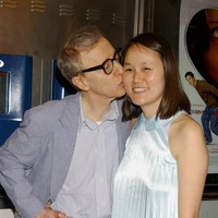 Relasi tersebut kemudian berubah menjadi skandal cinta penuh drama dan kontroversi pada 1991. Kala itu, Farrow menemukan foto-foto Soon-Yi tanpa busana di rumah Allen. Adanya bukti tersebut membuat Farrow marah besar dan mengakhiri hubungannya dengan Allen.  Foto: Corbis via Getty Images/Stephane Cardinale - Corbis