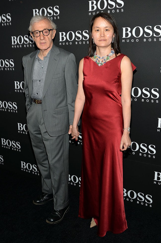 Meski secara hukum hubungan Allen dan Soon-Yi tidak dinyatakan ilegal, publik selama puluhan tahun mempertanyakan etika dan dinamika relasi tersebut. Kini, keduanya telah menikah selama 29 tahun. Saat ini Allen berusia 90, dan Soon-Yi 55 tahun.  Foto: Corbis via Getty Images/Stephane Cardinale - Corbis