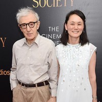 Nama Soon-Yi Previn, istri sutradara legendaris Woody Allen, menjadi perbincangan setelah muncul dalam dokumen terkait kasus kejahatan seksual Jeffrey Epstein. Sebuah email lama yang dikaitkan dengannya viral di media sosial karena isi dan sudut pandangnya terhadap korban kekerasan seksual dianggap nirempati.  Foto: Corbis via Getty Images/Stephane Cardinale - Corbis