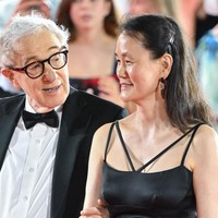 Dalam dokumen Epstein terbaru, terungkap jutaan email tambahan, termasuk ribuan email antara Epstein dengan Soon-Yi Previn yang embahas kasus Anthony Weiner, mantan politisi Amerika Serikat yang terjerat berbagai skandal seks dan akhirnya dipenjara 21 bulan karena mengirim pesan seksual kepada seorang gadis berusia 15 tahun.Foto: Corbis via Getty Images/Stephane Cardinale - Corbis