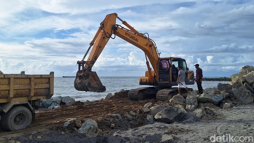Suasana pemasangan batu boulder di Pantai Loang Baloq, Sekarbela, Kota Mataram, Kamis (5/2/2026). (Foto: Nathea Citra/detikBali)