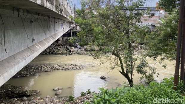 Suasana Sungai Kaligarang, Kelurahan Sampangan, Kecamatan Gajahmungkur, Kota Semarang, dibawa ke Puskesmas terdekat, Jumat (6/2/2026).