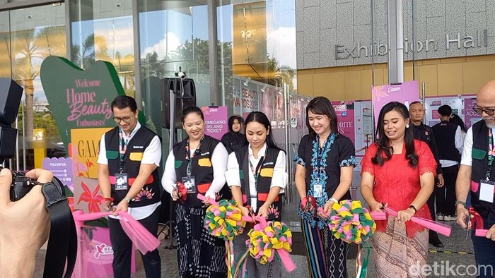 Surabaya X Beauty 2026 resmi dibuka dengan seremoni gunting pita.