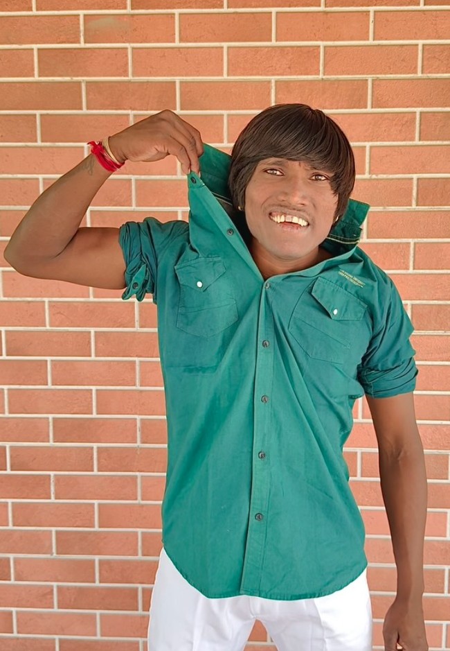 Selebgram asal India yang bernama Suraj Chavan tengah jadi sorotan usai dinobatkan sebagai pria tertampan di India. Ia berhasil menggeser Shah Rukh Khan berkat gelar tersebut. Foto: Instagram/@official_suraj_chavan1151