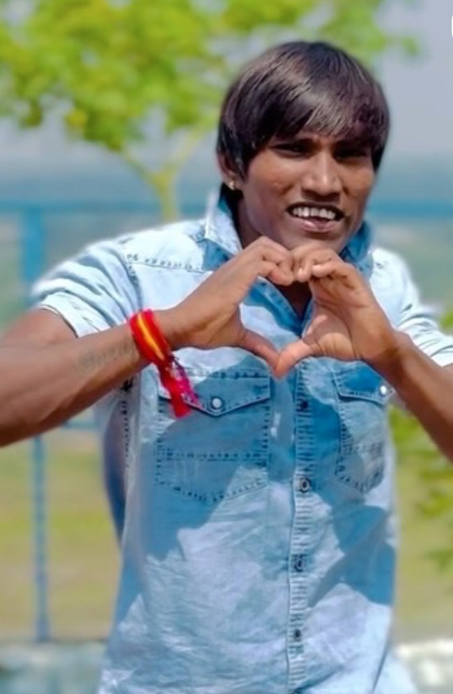 Melalui akun Instagram, Suraj sudah memiliki lebih dari 2,9 juta pengikut. Ia juga pernah viral saat mengikuti ajang reality show Bigg Boss Marathi. Ia berhasil keluar sebagai pemenang dan membawa pulang Rp 455 juta. Foto: Instagram/@official_suraj_chavan1151