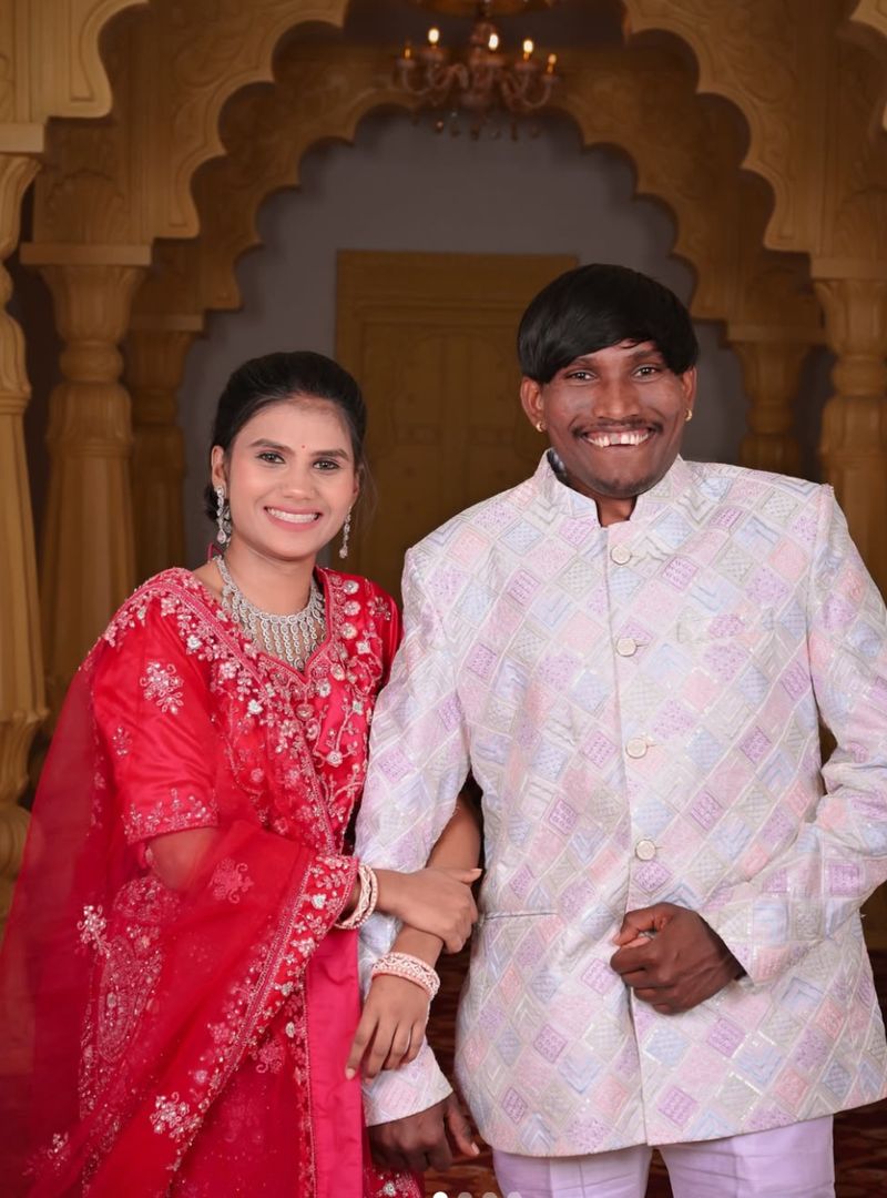 Suraj Chavan dan istrinya Sanjana Gophane.