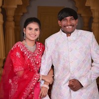 Pada 29 November 2025 Suraj telah menikahi seorang wanita bernama Sanjana Gophane. Sanjana merupakan teman masa kecil Suraj. Foto: Instagram/@official_suraj_chavan1151