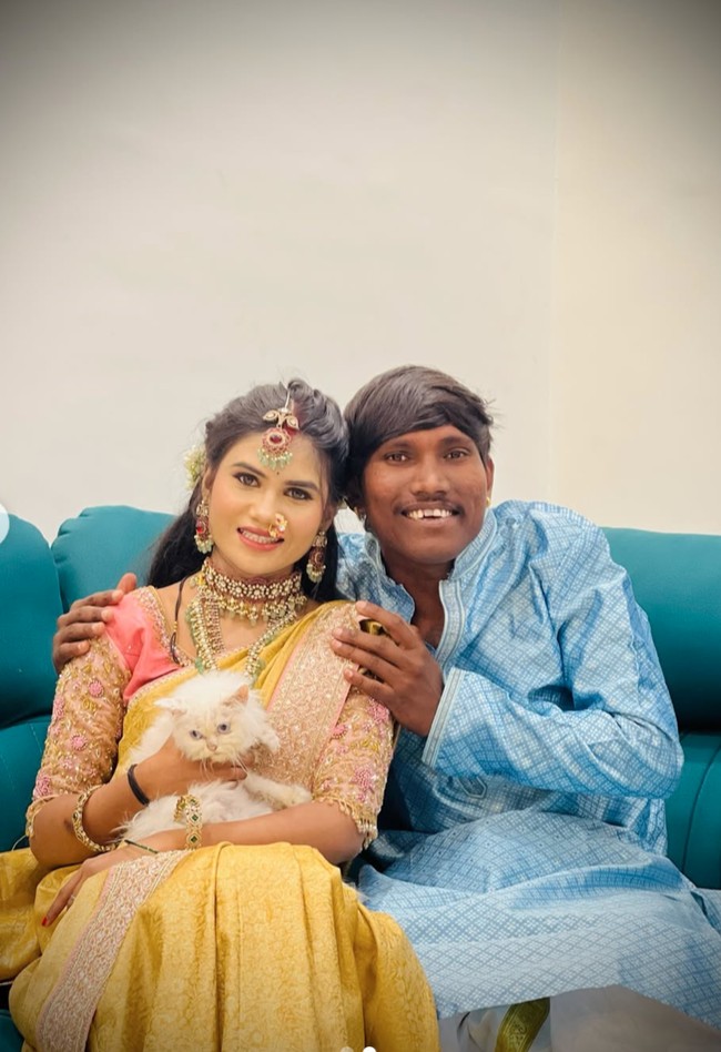 Di media sosial Suraj juga kerap membagikan momen kebersamaannya dengan sang istri. Kedanya tampak kompak dan mesra. Foto: Instagram/@official_suraj_chavan1151