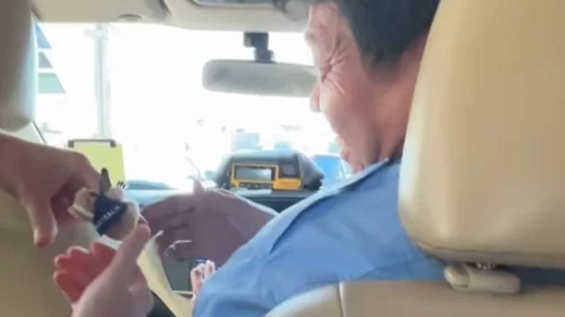 Sweet! Sopir Taksi Ini Bagi-bagi Kue hingga Pisang Goreng ke Turis Sweet! Sopir Taksi Ini Bagi-bagi Kue hingga Pisang Goreng ke Turis