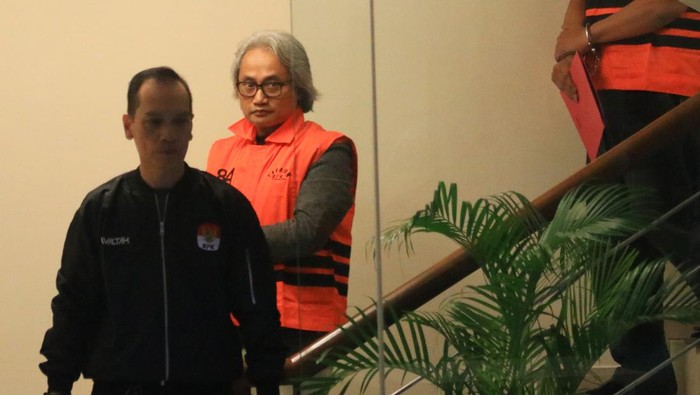 Tersangka kasus dugaan tindak pidana korupsi dalam restitusi pajak di lingkungan Kantor Pelayanan Pajak (KPP) Madya Banjarmasin Mulyono Purwo Wijoyo (kedua kiri) menggunakan rompi tahanan usai menjalani pemeriksaan di Gedung Merah Putih KPK, Jakarta, Kamis (5/2/2026). KPK menetapkan tiga orang tersangka kasus dugaan suap restitusi pajak di KPP Madya Banjarmasin, Kalimantan Selatan, yakni Kepala KPP Madya Banjarmasin Mulyono Purwo Wijoyo, Dian Jaya Demega selaku fiskus yang menjadi anggota Tim Pemeriksa dari KPP Madya Banjarmasin dan Venasius Jenarus Genggor selaku Manajer Keuangan PT Buana Karya Bhakti terkait. ANTARA FOTO/Muhammad Iqbal/foc.