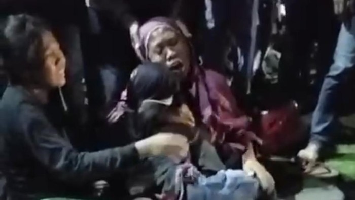 Tangkapan layar seorang ibu menangis histeris sambil memeluk jasad anaknya yang ditabrak alat berat di Kendari.