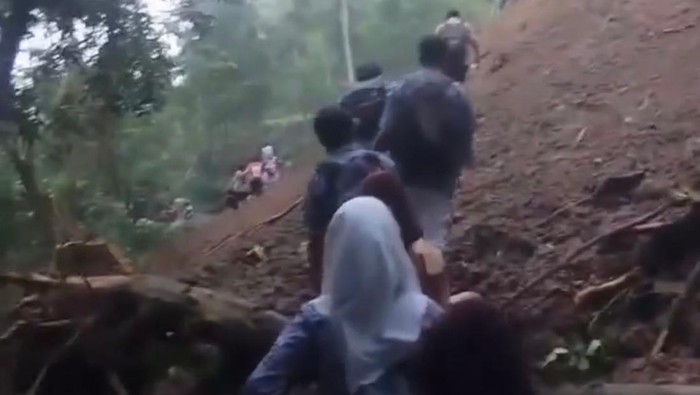 Tangkapan layar video viral pelajar daki longsoran tanah untuk sekolah