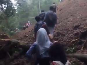 Demi Sekolah, Siswa di Kuningan Terpaksa Daki Longsoran Tanah