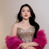 Gaya Glamor Tiara Andini Tampil di Acara Nikahan, Pakai Selendang Bulu Pink