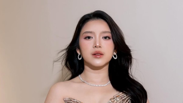 Gaya Glamor Tiara Andini Tampil di Acara Nikahan, Pakai Selendang Bulu Pink