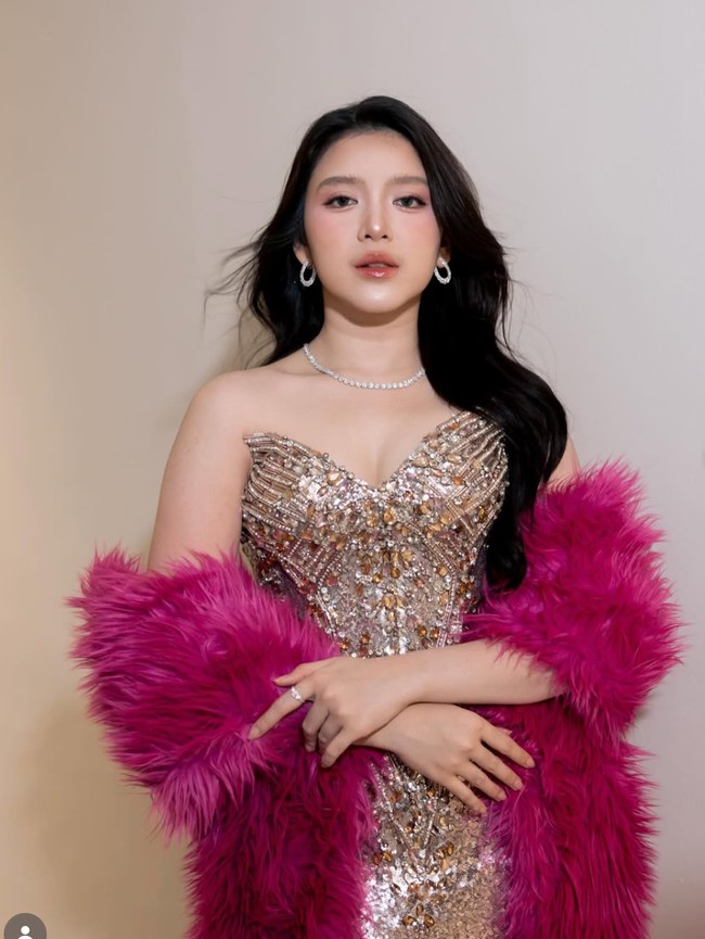 Gaya Glamor Tiara Andini Tampil di Acara Nikahan, Pakai Selendang Bulu Pink