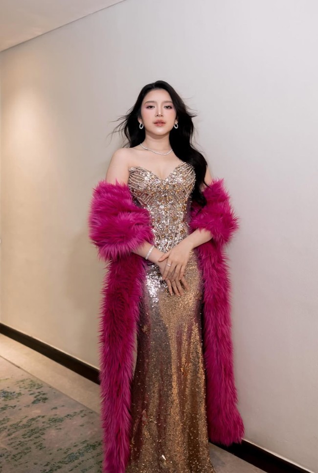 Gaun panjang tanpa tali itu memiliki potongan yang mengikuti lekuk tubuh. Bermodel bustier, gaun tersebut memberi kesan seksi namun tetap sopan. Foto: Instagram/@tiaraandini