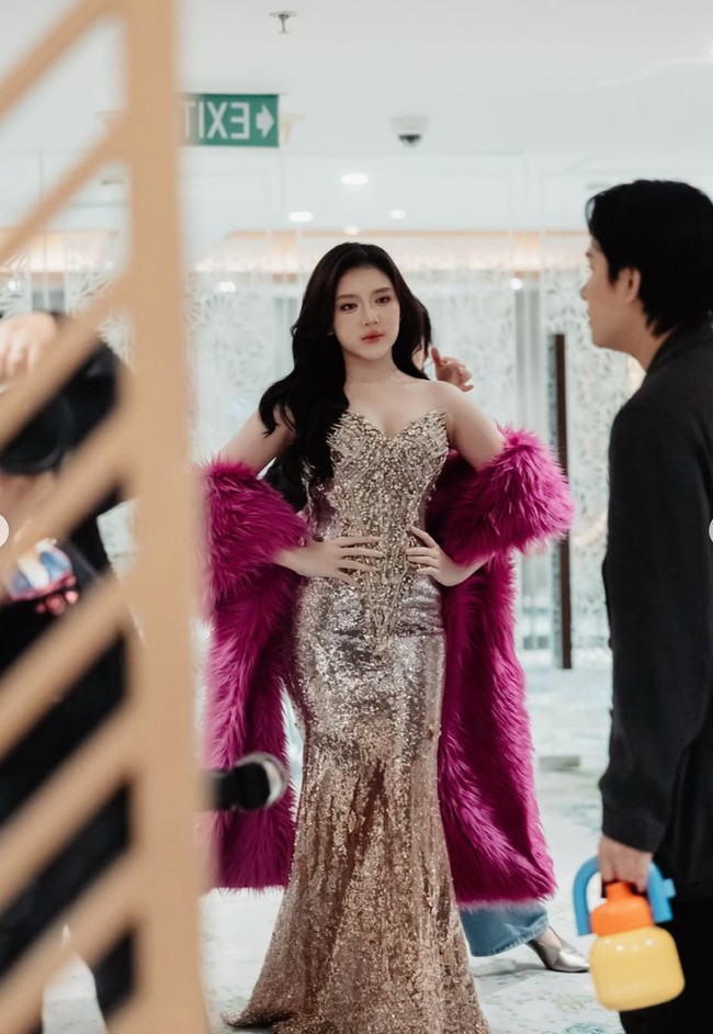 “honored to be part of your special day ada rasa senang yang berbeda tiap kali liat senyuman. mempelai melebar saat mereka ikut nyanyi lagu lagu aku. a day filled with love and unforgettable moments,” tulis Tiara dalam keterangan unggahannya. Foto: Instagram/@tiaraandini