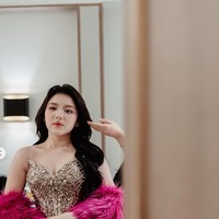 Seperti biasa, penampilan Tiara pun kembali banjir pujian. Tak sedikit yang memuji kecantikannya. “BARBIE HIDUPPPP INIMAH,” tulis salah satu komentar. “CANTIK SEKALI TITI,” komentar lain. Foto: Instagram/@tiaraandini
