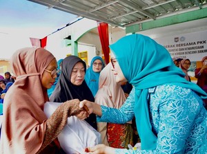 TP PKK Pusat Salurkan Paket Bantuan ke Korban Bencana di Agam