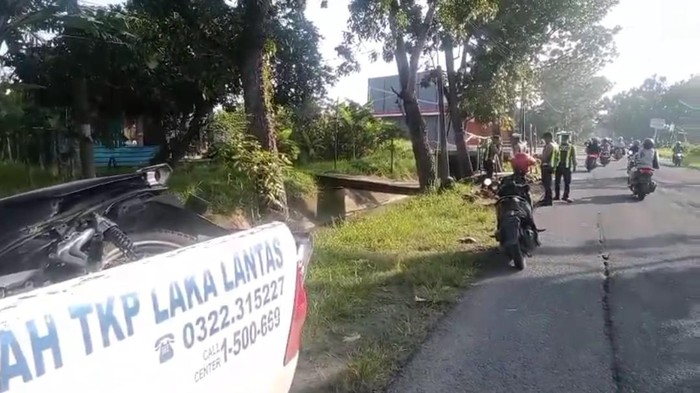 2 Pria Ditemukan Tewas di Parit dan Tepi Jalan Lamongan-Sugio