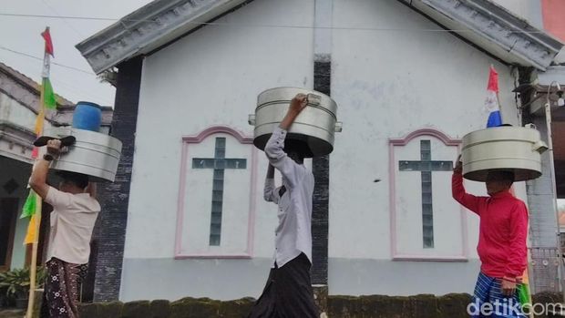 Tradisi Sadranan di Dukuh Sidorejo, Desa Genting, Kecamatan Cepogo,Boyolali, Jumat (6/2/2026).