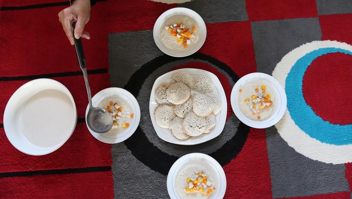 Warga memasak kue tradisional apam di SPS Ceria Ceurih, Ulee Kareng, Banda Aceh, Aceh, Kamis (5/2/2026). Tradisi toet apam (memasak kue apam) yang dilaksanakan secara bersama-sama itu dalam rangka menyambut bulan suci Ramadhan dan membagikan kue beserta kuah santan kepada fakir miskin dan anak yatim. ANTARA FOTO/Irwansyah Putra/foc.