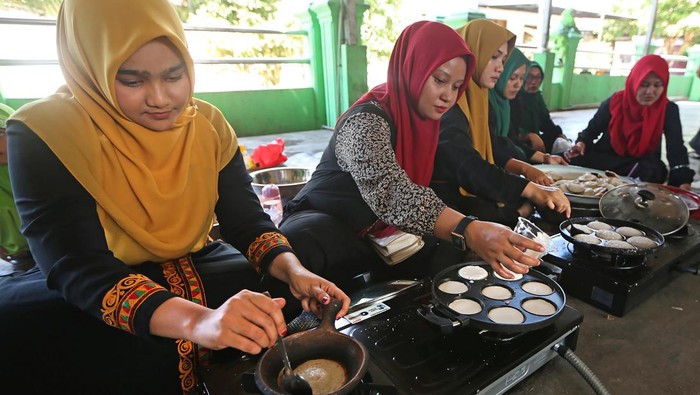 Warga memasak kue tradisional apam di SPS Ceria Ceurih, Ulee Kareng, Banda Aceh, Aceh, Kamis (5/2/2026). Tradisi toet apam (memasak kue apam) yang dilaksanakan secara bersama-sama itu dalam rangka menyambut bulan suci Ramadhan dan membagikan kue beserta kuah santan kepada fakir miskin dan anak yatim. ANTARA FOTO/Irwansyah Putra/foc.