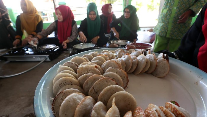 Warga memasak kue tradisional apam di SPS Ceria Ceurih, Ulee Kareng, Banda Aceh, Aceh, Kamis (5/2/2026). Tradisi toet apam (memasak kue apam) yang dilaksanakan secara bersama-sama itu dalam rangka menyambut bulan suci Ramadhan dan membagikan kue beserta kuah santan kepada fakir miskin dan anak yatim. ANTARA FOTO/Irwansyah Putra/foc.