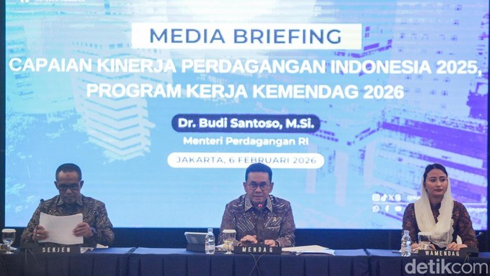 Menteri Perdagangan Budi Santoso (kiri) didampingi Wakil Menteri Perdagangan Dyah Roro Esti Widya Putri (kanan) menyampaikan paparan Capaian Kinerja Perdagangan Indonesia 2025 di Jakarta, Jumat (6/2/2026).