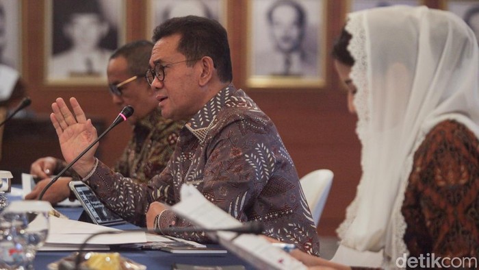 Menteri Perdagangan Budi Santoso (kiri) didampingi Wakil Menteri Perdagangan Dyah Roro Esti Widya Putri (kanan) menyampaikan paparan Capaian Kinerja Perdagangan Indonesia 2025 di Jakarta, Jumat (6/2/2026).