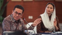 Menteri Perdagangan Budi Santoso (kiri) didampingi Wakil Menteri Perdagangan Dyah Roro Esti Widya Putri (kanan) menyampaikan paparan Capaian Kinerja Perdagangan Indonesia 2025 di Jakarta, Jumat (6/2/2026).