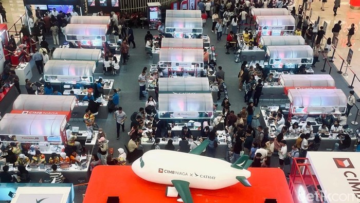 Pengunjung memadati pameran CIMB Niaga Cathay Travel Fair 2026 di Jakarta, Jumat (6/2/2026).