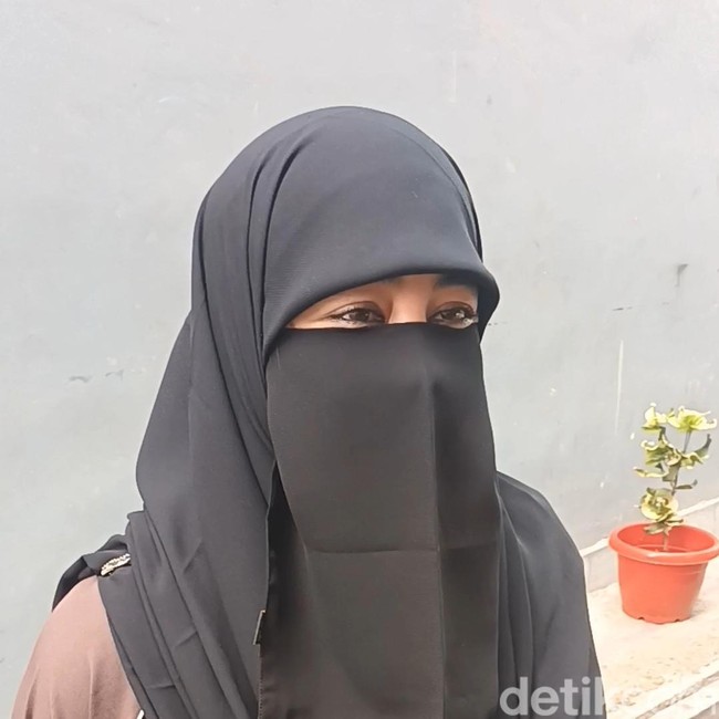 Tangis Umi Pipik Jadi Nenek Usai Adiba Melahirkan Anak Pertama