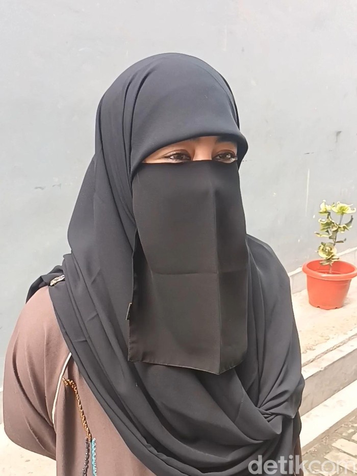 Tangis Umi Pipik Jadi Nenek Usai Adiba Melahirkan Anak Pertama