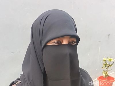 Tangis Umi Pipik Jadi Nenek Usai Adiba Melahirkan Anak Pertama