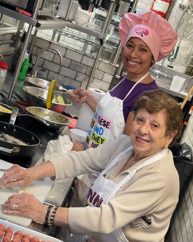 Unik! Di Resto Ini Semua Chefnya Nenek-nenek dari Penjuru Dunia