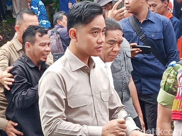 Wapres Gibran Rakabuming Raka kunjungi korban tanah gerak di Kabupaten Tegal, Jumat (6/2/2026).