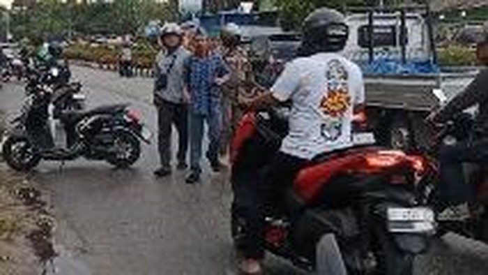 Warga mengamankan salah satu pelaku pengeroyokan terhadap siswa SMK Negeri 2 Kendari.