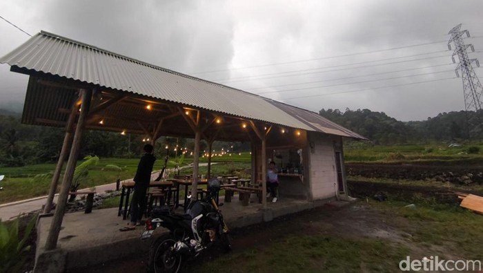 Warung tengah sawah di lereng Ciremai