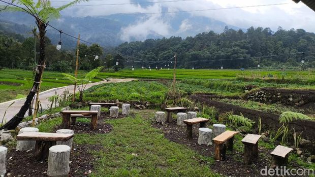 Warung tengah sawah di lereng Ciremai