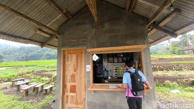 Warung tengah sawah di lereng Ciremai
