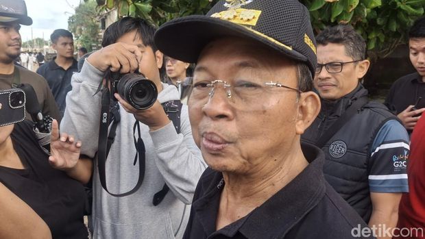 Gubernur Bali Wayan Koster saat diwawancarai di Pantai Kedonganan, Jumat (6/2/2026).