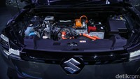Suzuki e Vitara yang meluncur di Indonesia ini mengusung baterai berkapasitas 61 kWh. Mobil ini memiliki tenaga maksimal 128 kW dengan torsi maksimal 193 Nm. Sekali cas sampai penuh, Suzuki e Vitara bisa menjangkau jarak hingga 428 km.